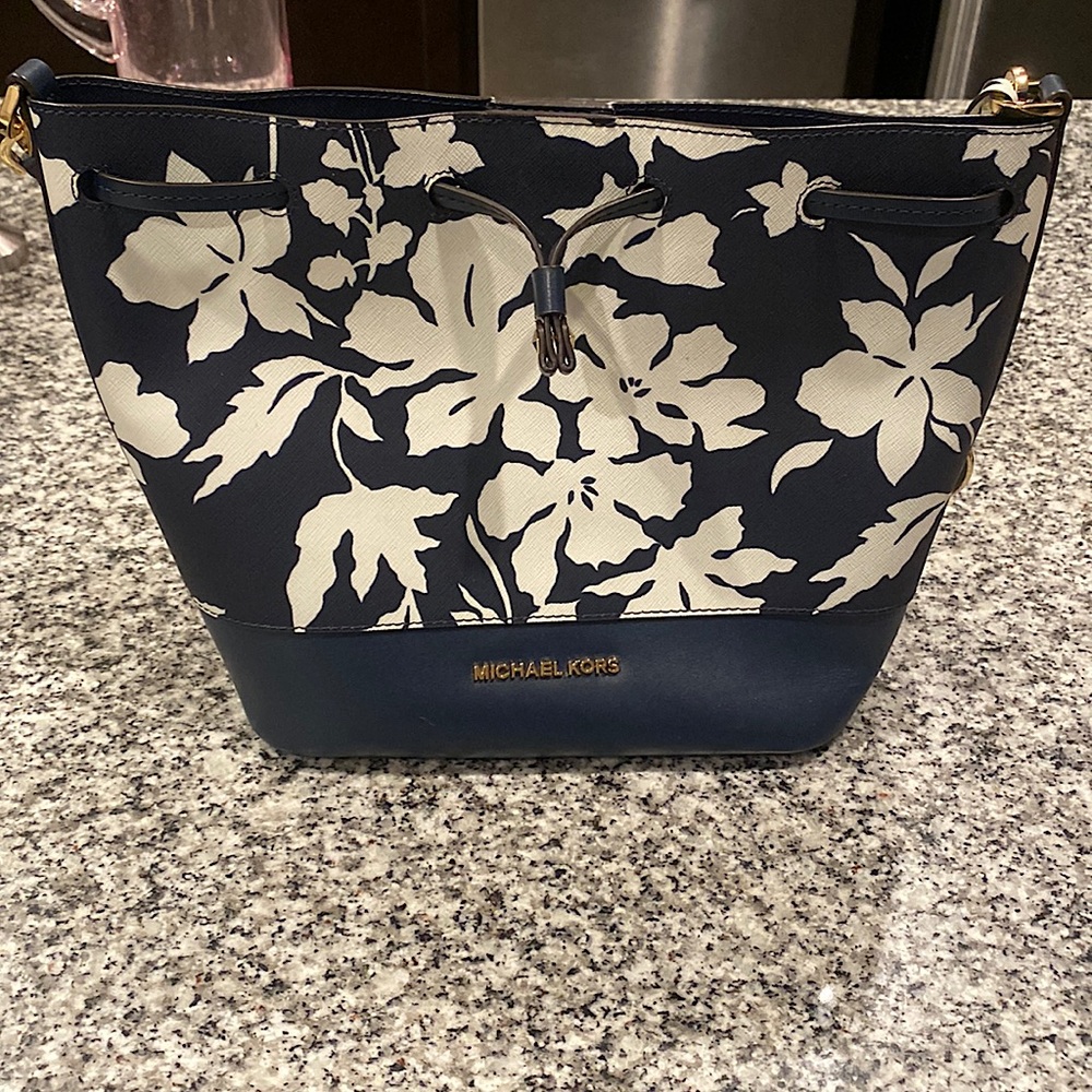 Michael kors bucket bag